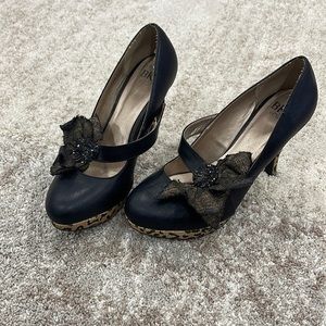 Buckle BKE size 10 with cheetah detail